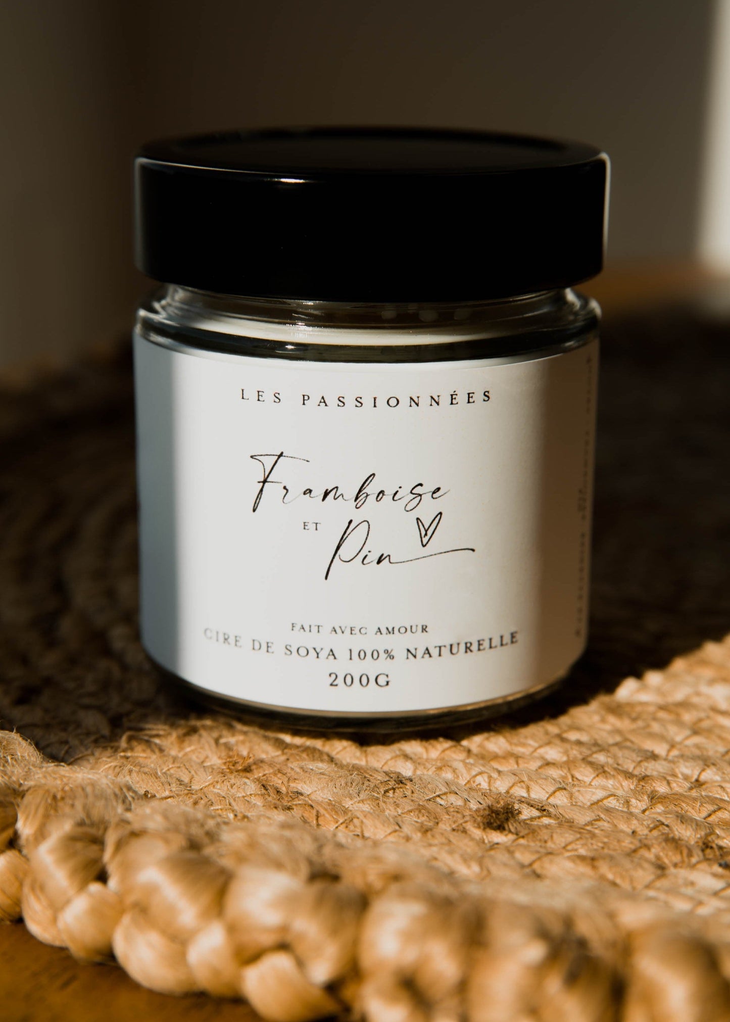 Chandelle artisanale en cire de soya et noix de coco parfum Framboise et Pin dans un decor naturel