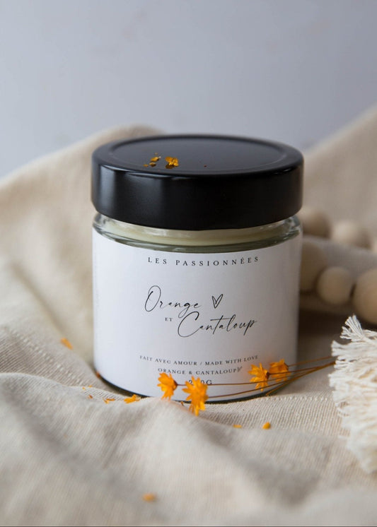 Chandelle artisanale en cire de soya et noix de coco parfum Orange et Cantaloup dans un decor naturel