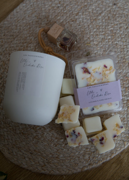 eau de linge litchi et orchidee rose avec chandelle et cubes parfum interieur trio