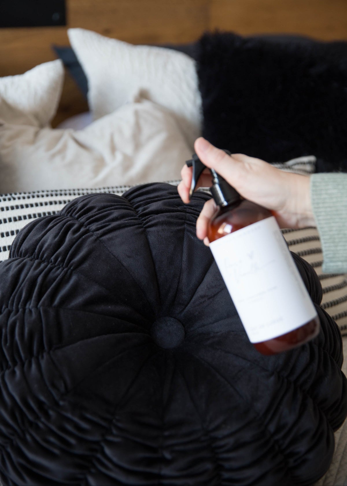 eau de linge parfumée framboise et pin sur couverture et coussins