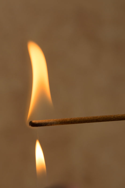 Flamme d’un bâton d’encens parfumé Eucalyptus et Lavande, ambiance relaxante et apaisante