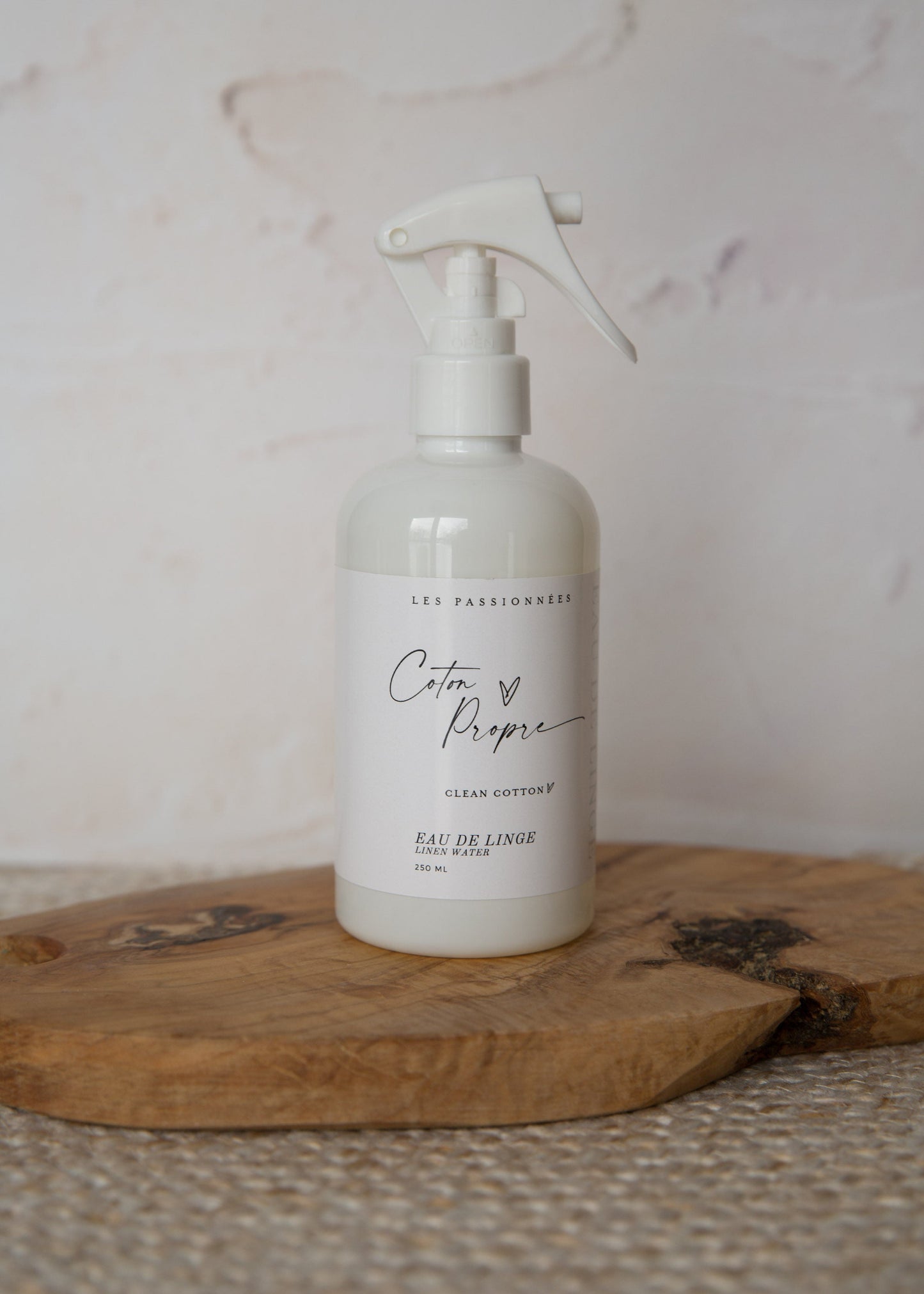 spray eau de linge coton propre en bouteille blanche