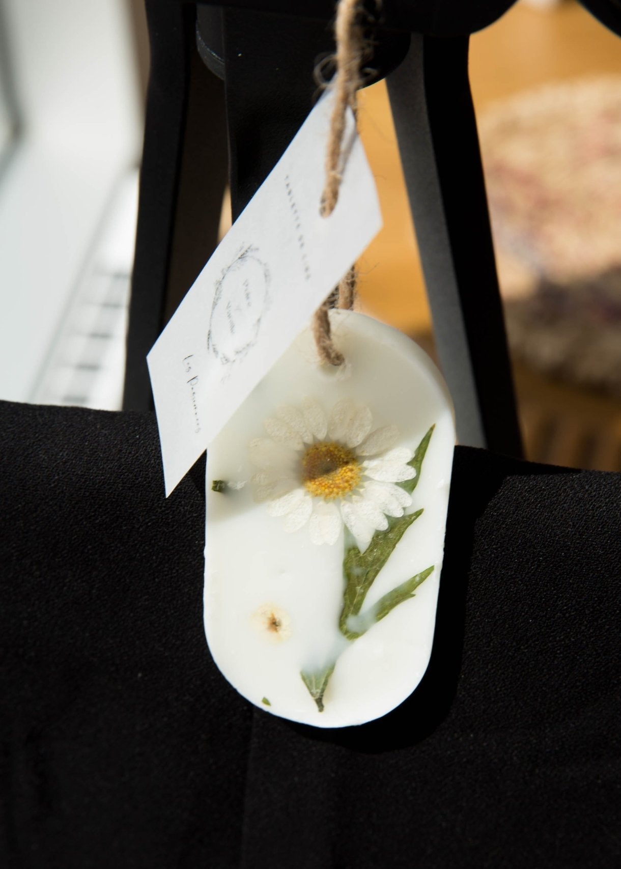 Tablette de cire parfumée Coton Propre suspendue avec corde naturelle dans un garde-robe pour parfumer délicatement les vêtements