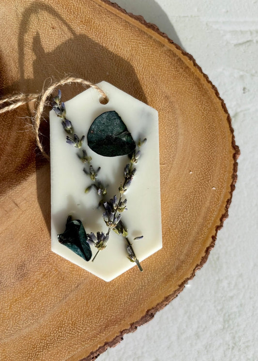 Tablette de cire parfumée Eucalyptus et Lavande avec fleurs séchées posée sur support en bois naturel pour parfumer les petits espaces