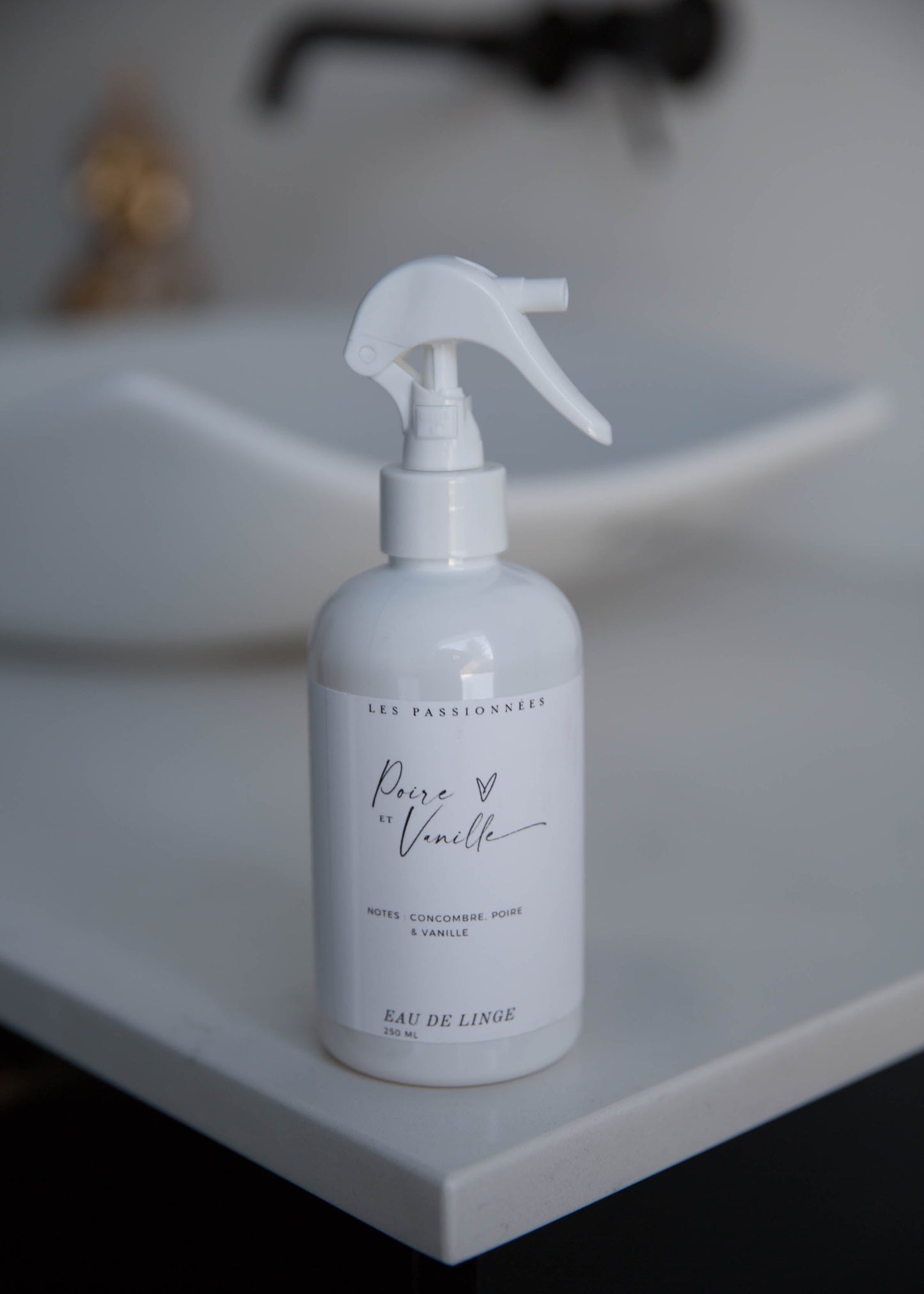 Eau de linge parfumée artisanale incluse dans la boîte cadeau personnalisée