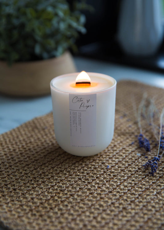 Chandelle parfumée Coton Propre allumée – ambiance douce et propre