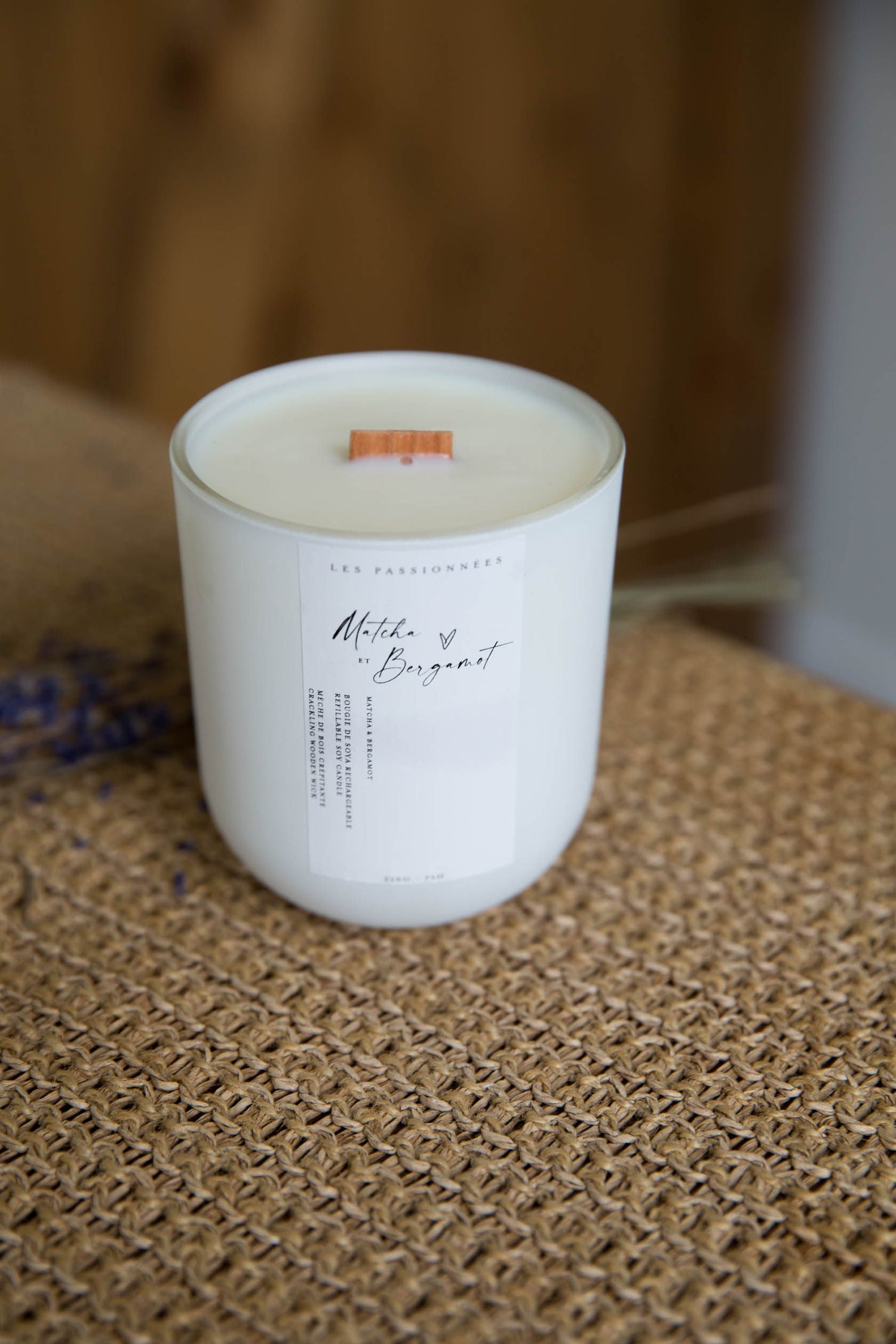 Chandelle parfumée rechargeable Matcha & Bergamote, fabriquée au Québec. Une fragrance fraîche et équilibrée qui marie les notes végétales et apaisantes du matcha à la vivacité subtile de la bergamote, dans un pot réutilisable – Les Passionnées.