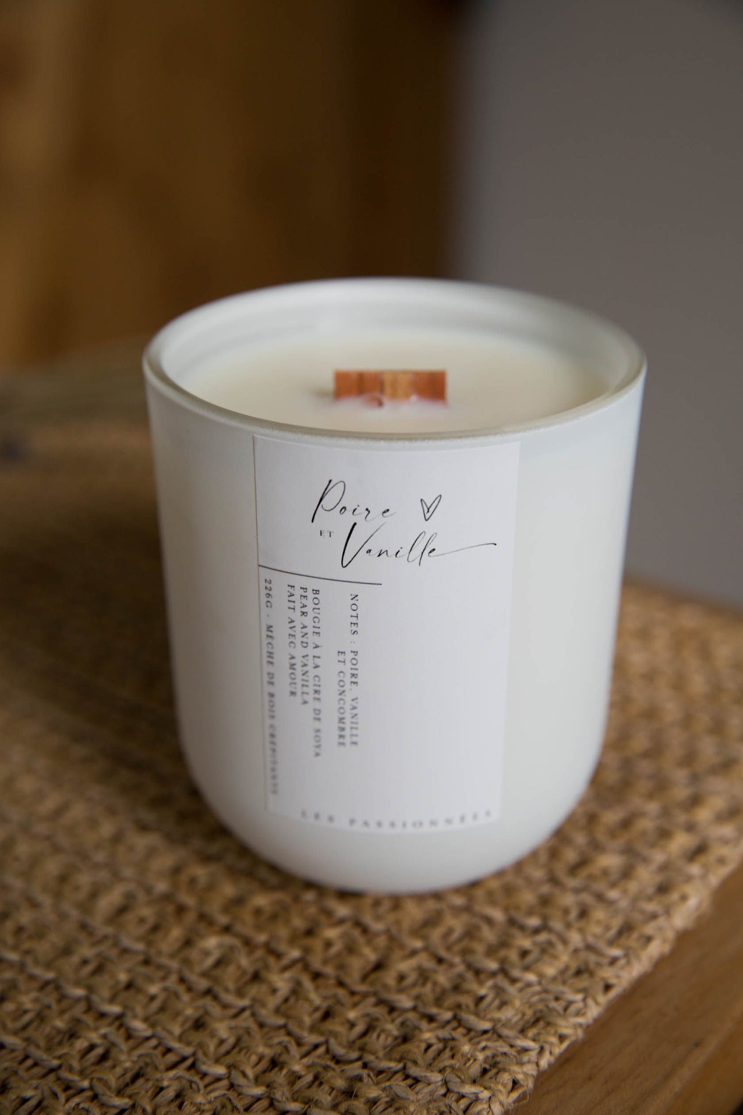 Chandelle parfumée rechargeable Poire & Vanille, fabriquée au Québec. Une fragrance douce et gourmande qui marie la fraîcheur fruitée de la poire à la chaleur enveloppante de la vanille, dans un pot réutilisable en cire naturelle – Les Passionnées.