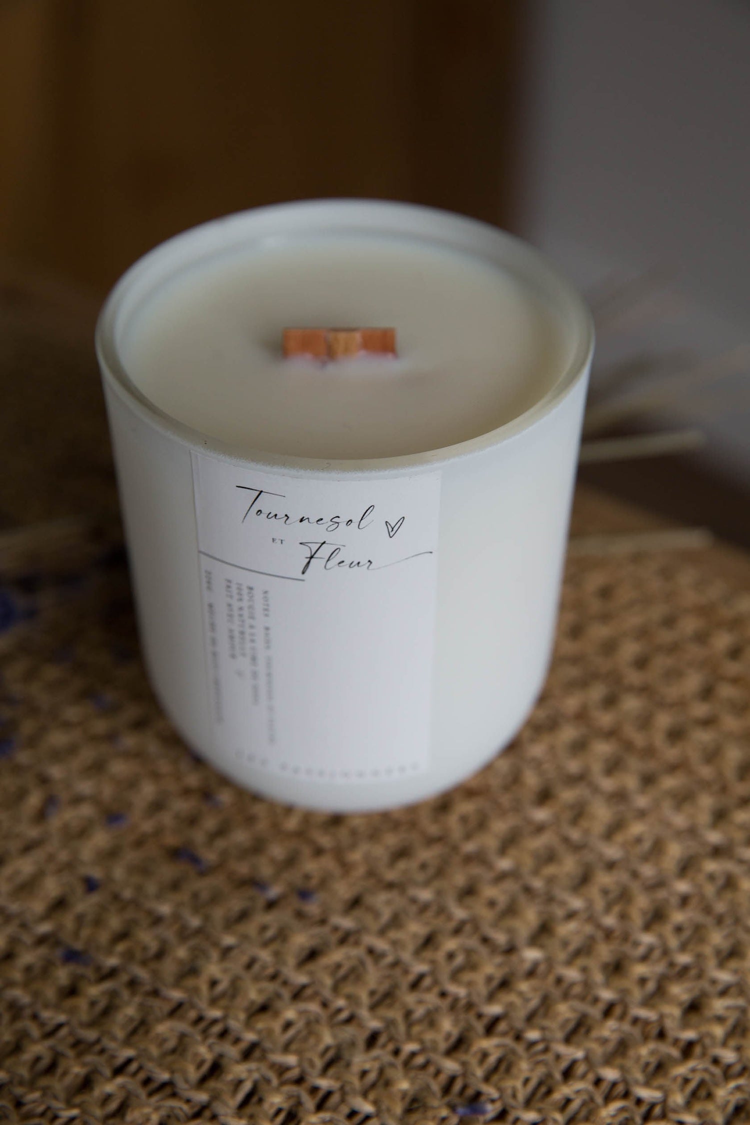 Chandelle rechargeable Tournesol & Fleur au parfum floral doux et lumineux. Chandelle artisanale en cire naturelle, fabriquée au Québec, idéale pour créer une ambiance chaleureuse, naturelle et pleine de douceur – Les Passionnées.