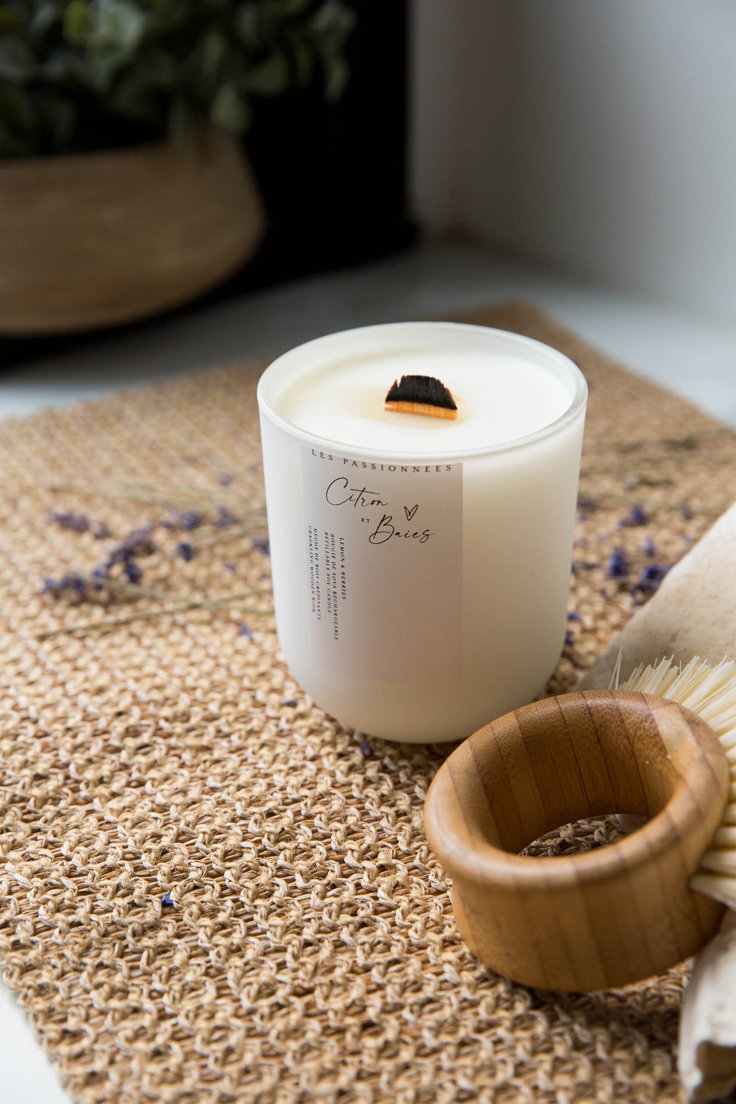 Chandelle rechargeable parfumée à la fragrance Citron & Baies, fabriquée au Québec – Les Passionnées