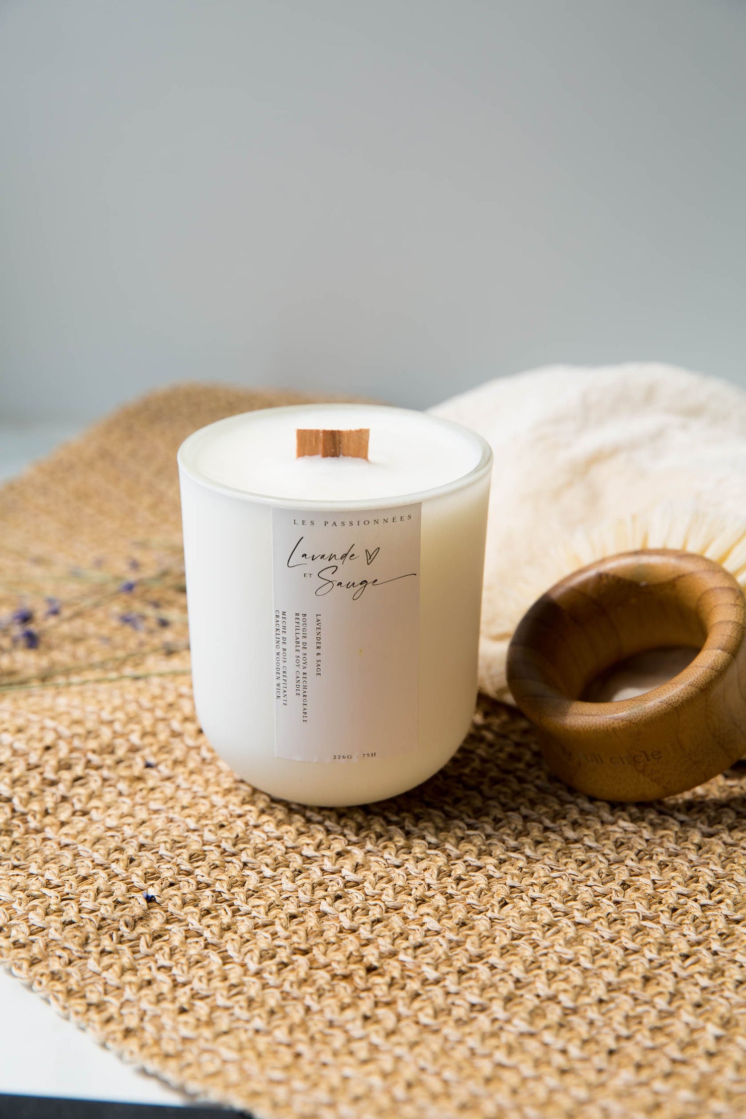 Chandelle parfumée rechargeable Lavande & Sauge, fabriquée au Québec. Parfum apaisant et purifiant qui marie la douceur florale de la lavande à la fraîcheur herbacée de la sauge, dans un pot réutilisable – Les Passionnées.
