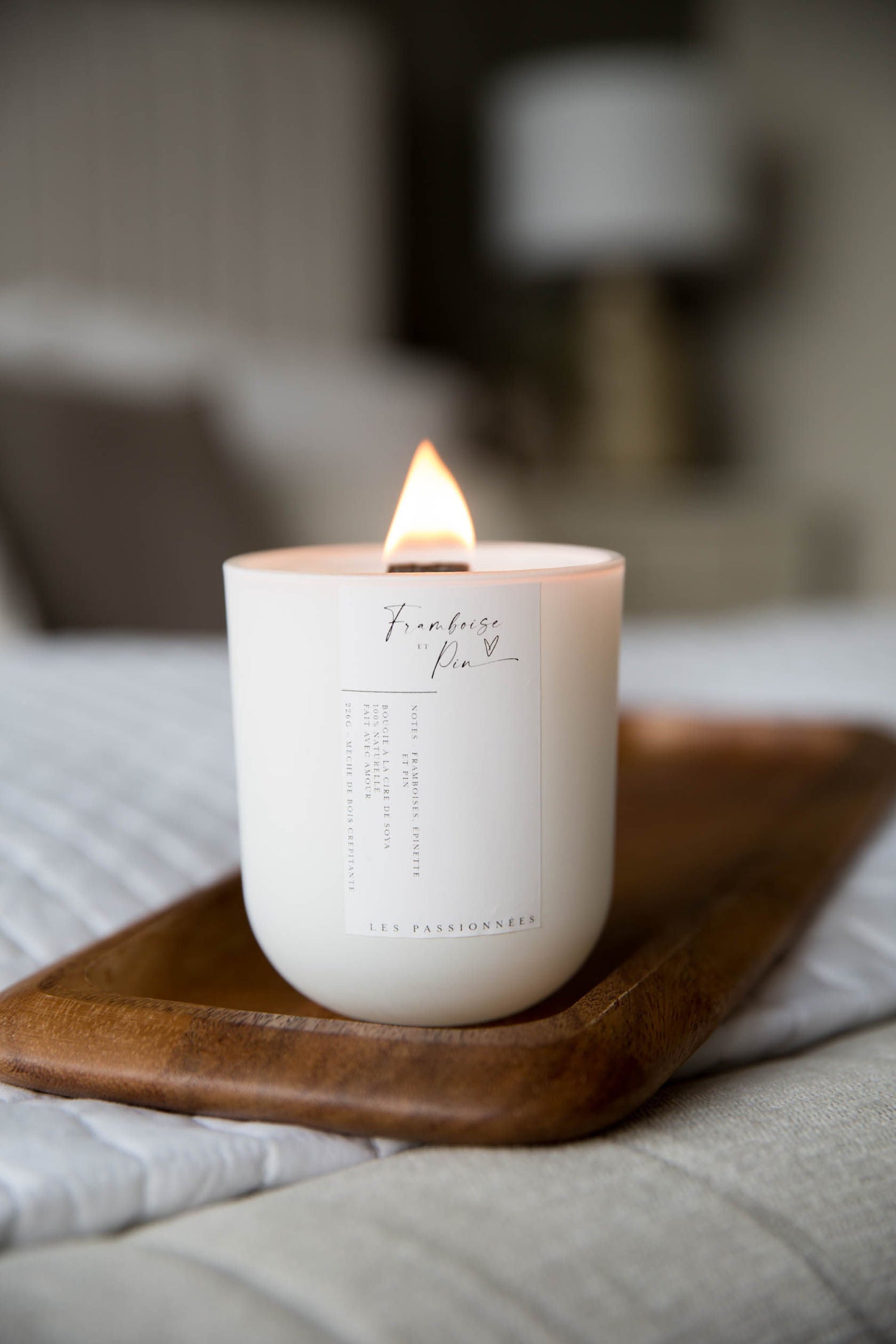 Chandelle parfumée rechargeable Framboise & Pin allumée, fabriquée au Québec. Fragrance fruitée et boisée mêlant la gourmandise de la framboise à la fraîcheur naturelle du pin, dans un pot réutilisable – Les Passionnées.