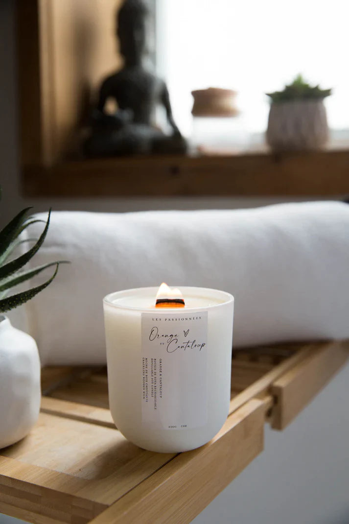 Chandelle parfumée rechargeable Orange & Cantaloup, fabriquée au Québec. Une fragrance fruitée, fraîche et ensoleillée qui marie les notes juteuses de l’orange à la douceur sucrée du cantaloup, dans un pot réutilisable – Les Passionnées.