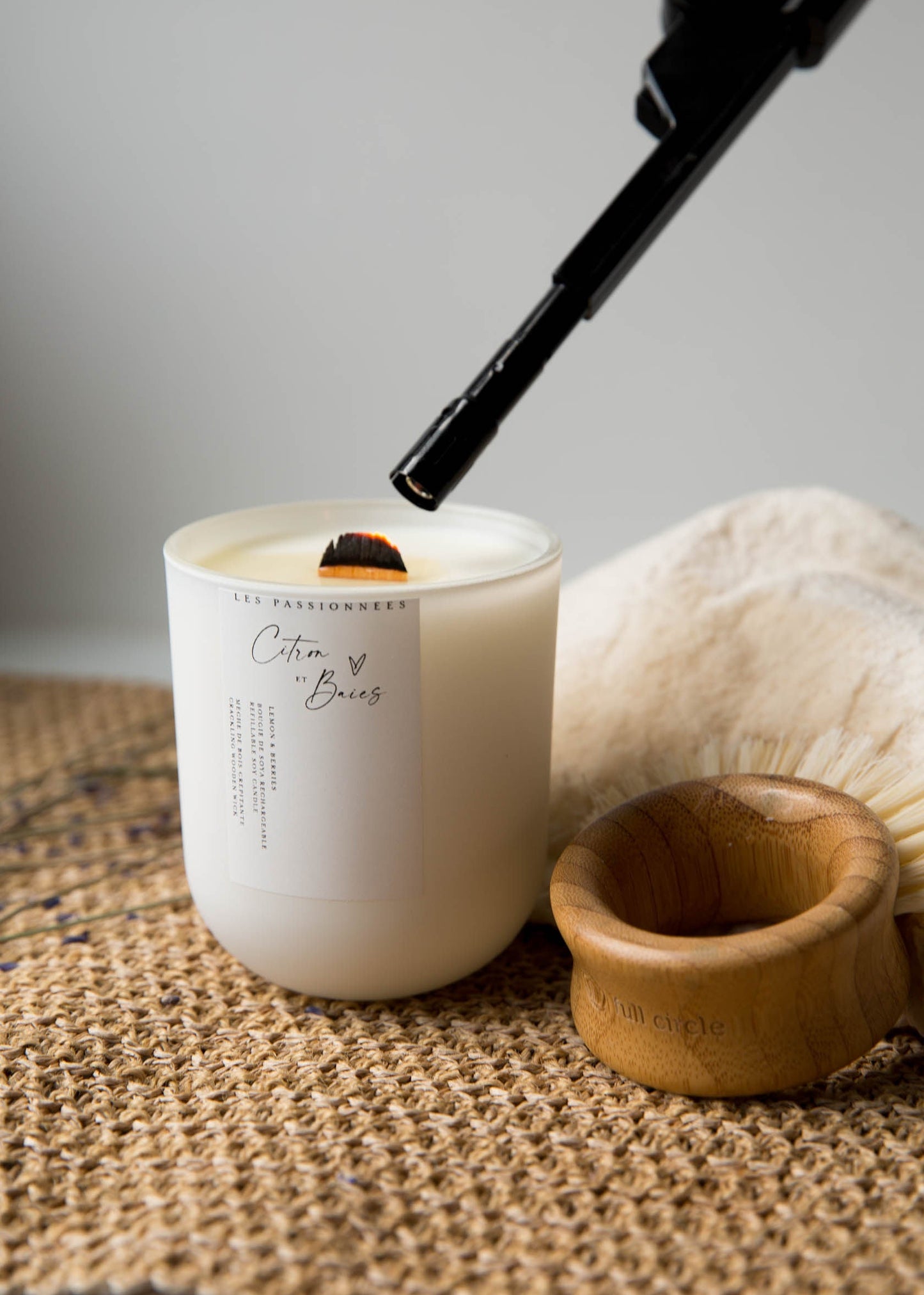 Allumer une chandelle parfumée rechargeable Citron & Baies, cire naturelle et combustion propre