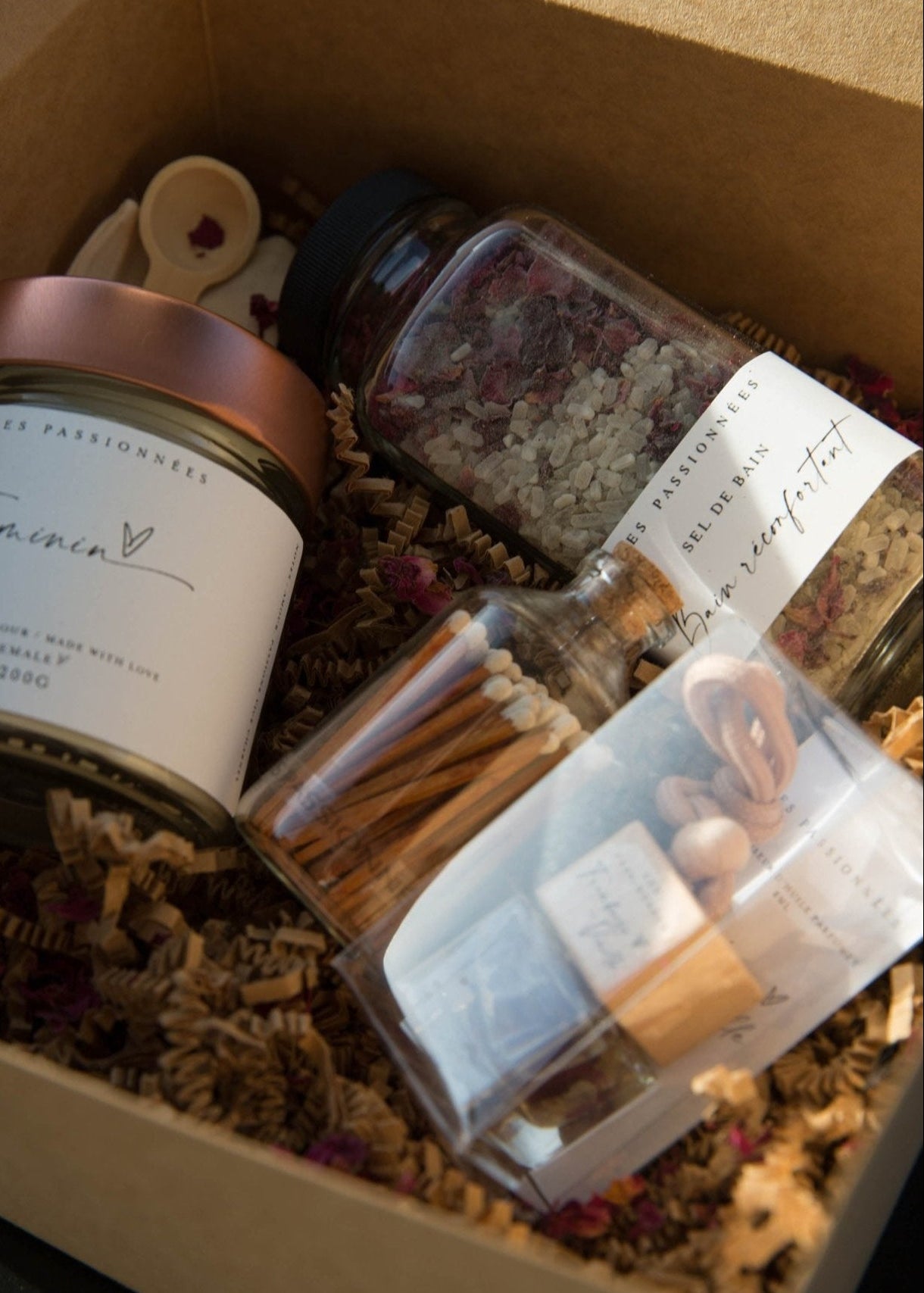 Boîte cadeau personnalisée contenant chandelle, tablette parfumée, sel de bain et eau de linge