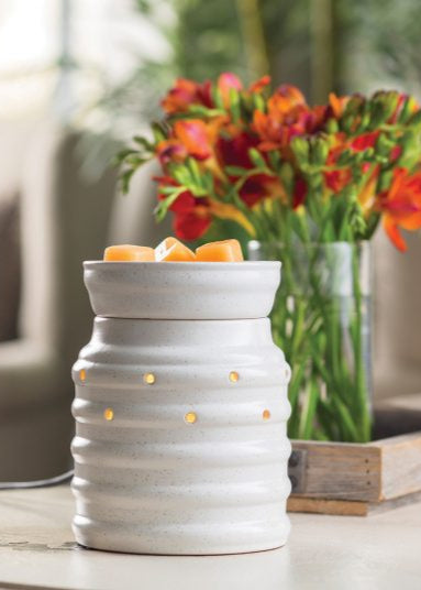 Brûleur de cubes de cire électrique style farmhouse en céramique blanche avec cubes de cire parfumés, posé sur une table décorative