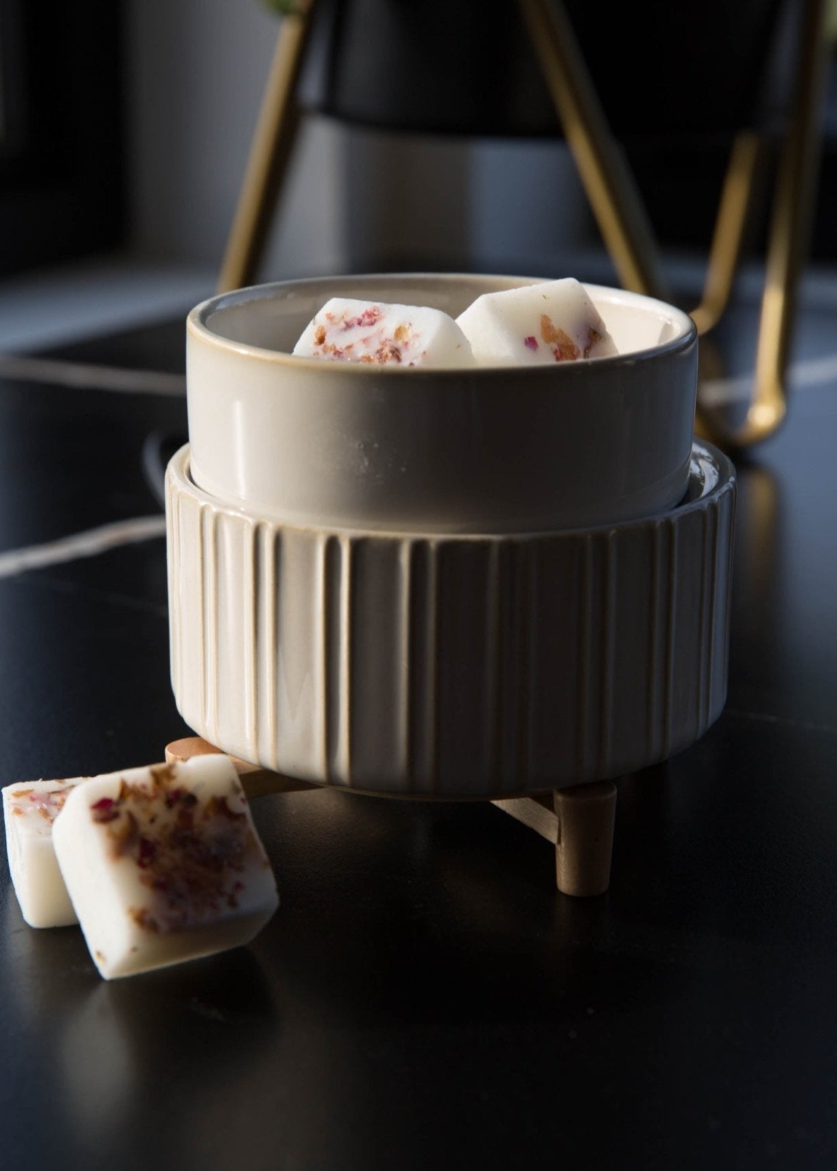 Brûleur de cubes de cire électrique 2 en 1 au style boho. Diffusion sans flamme, sécuritaire et décorative pour parfumer votre intérieur.