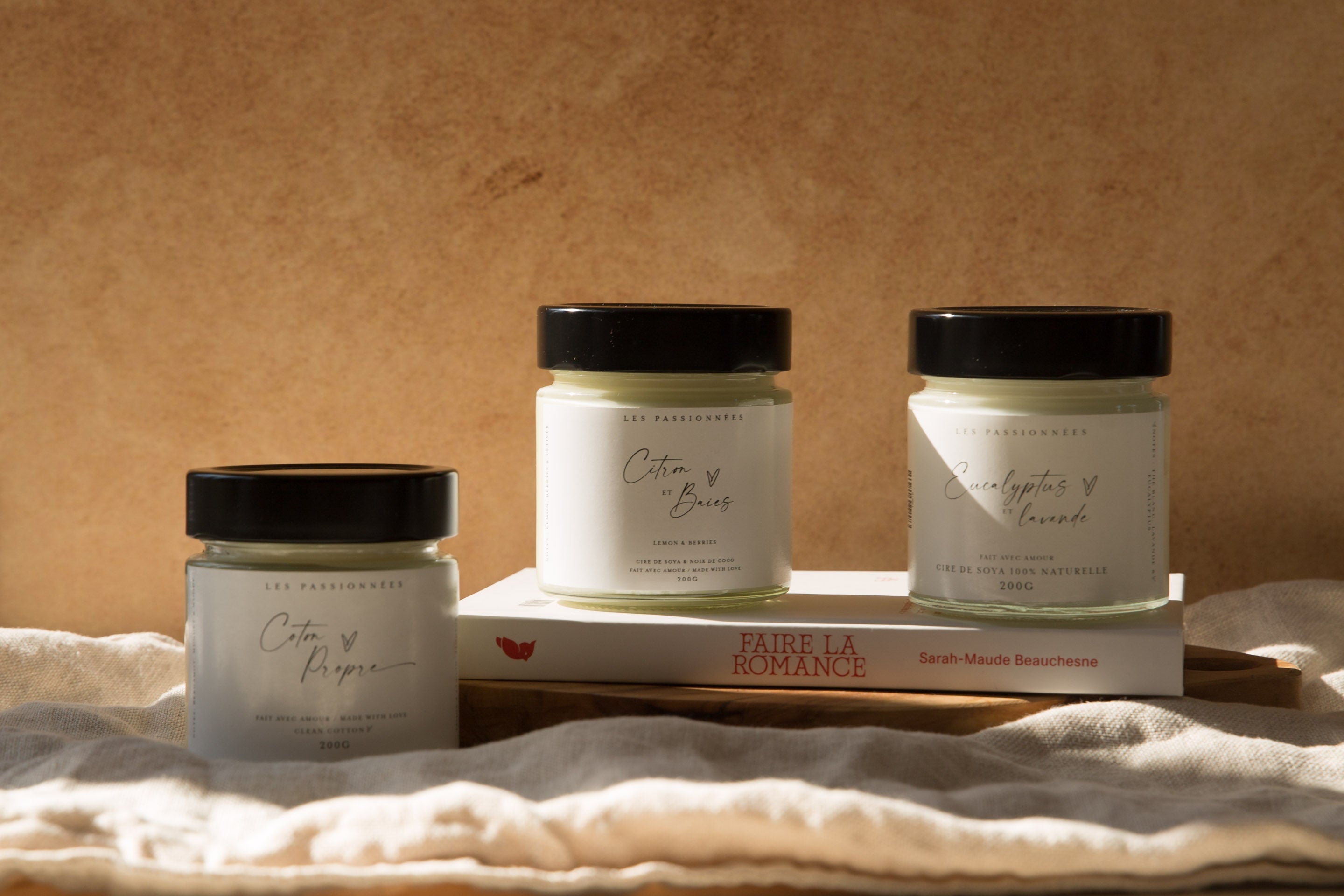 Trio de chandelles parfumées en cire naturelle, présentées comme un bundle de chandelles personnalisées, idéal comme idée cadeau bien-être