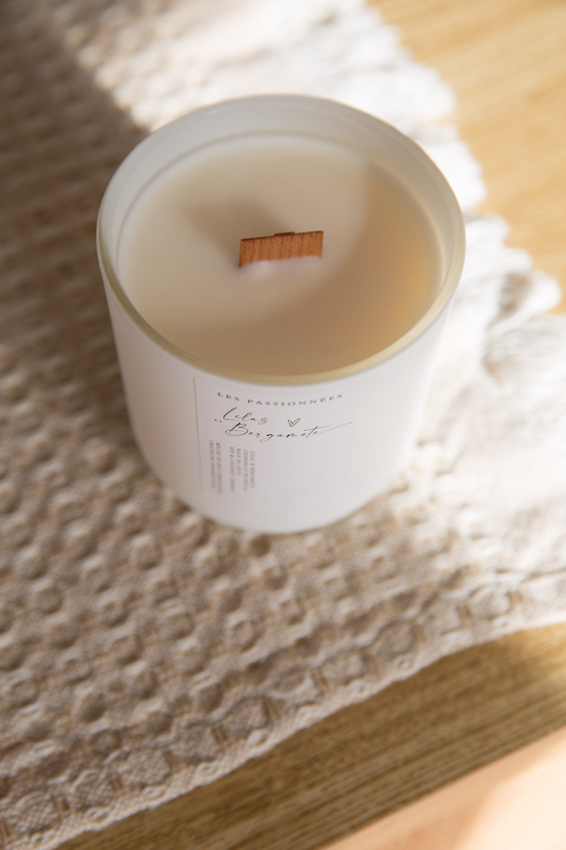 chandelle lilas et bergamote allumee ambiance chaleureuse et relaxante