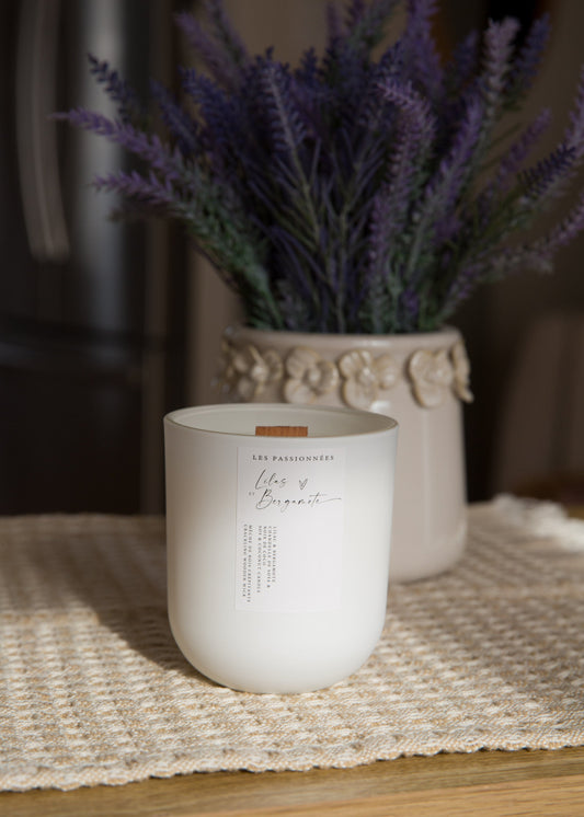 chandelle lilas et bergamote avec fleurs ambiance elegante et naturelle