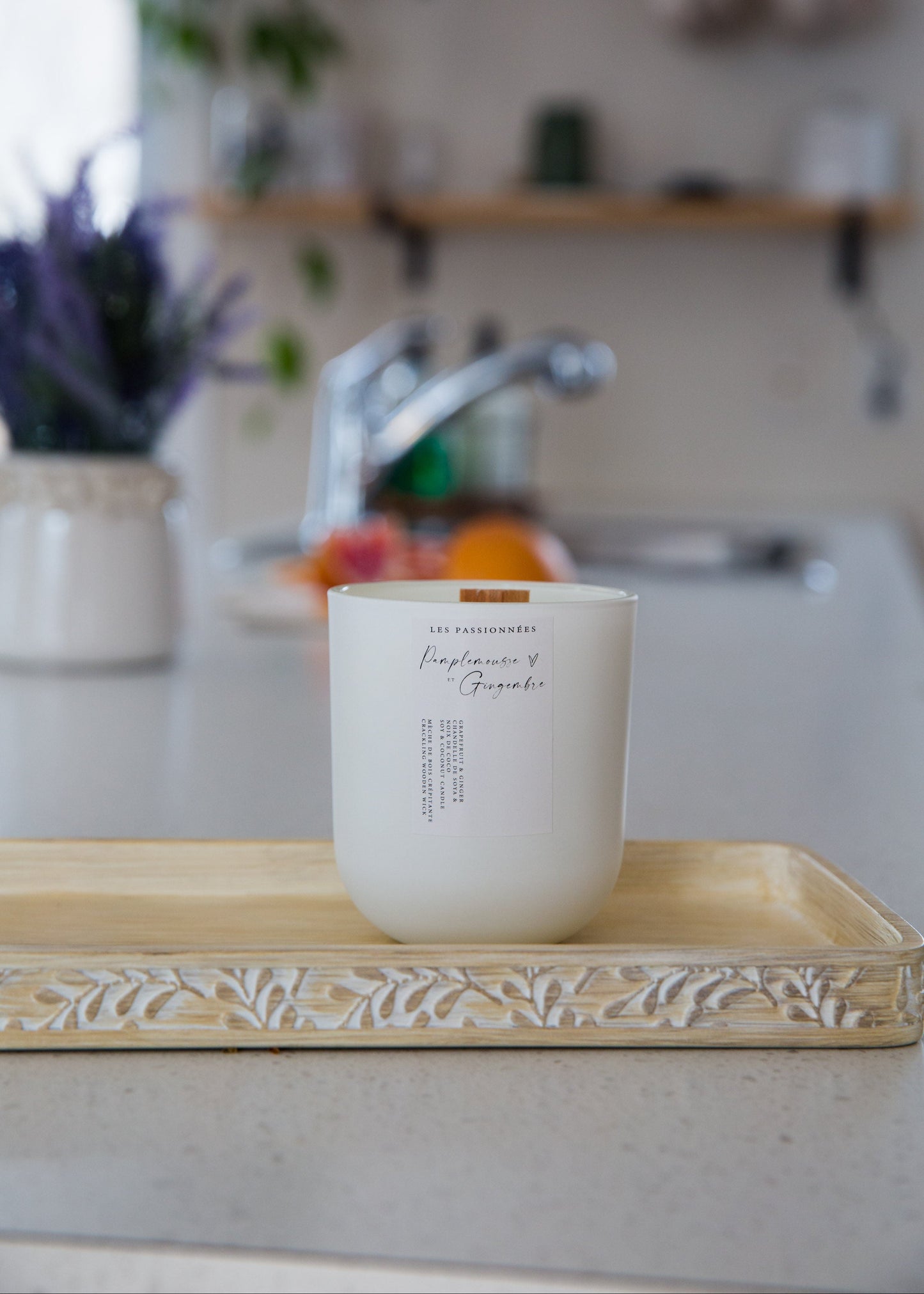 Chandelle parfumée pamplemousse et gingembre dans une décoration intérieure lumineuse
