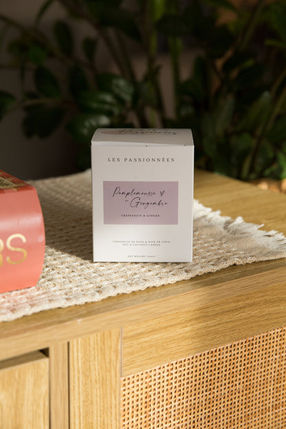 Chandelle parfumée pamplemousse et gingembre avec boîte de présentation sur meuble en bois