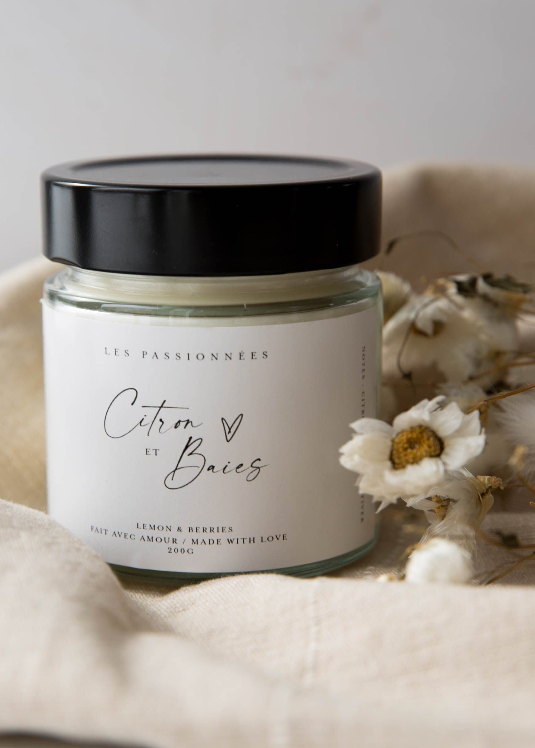 Chandelle artisanale en cire de soya et noix de coco parfum Citron et Baies dans un décor naturel