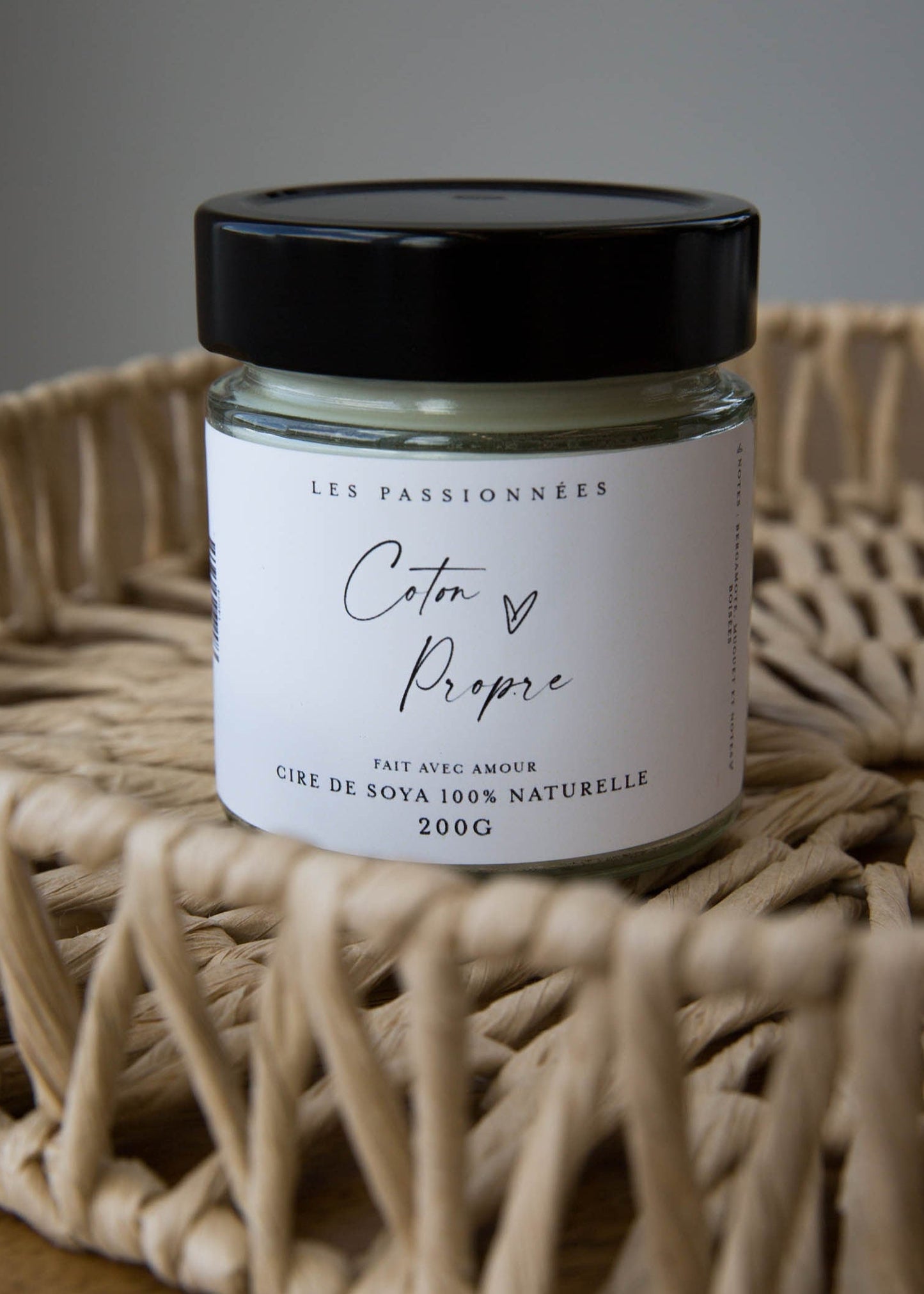 Chandelle artisanale en cire de soya et noix de coco parfum Coton Propre dans un décor naturel