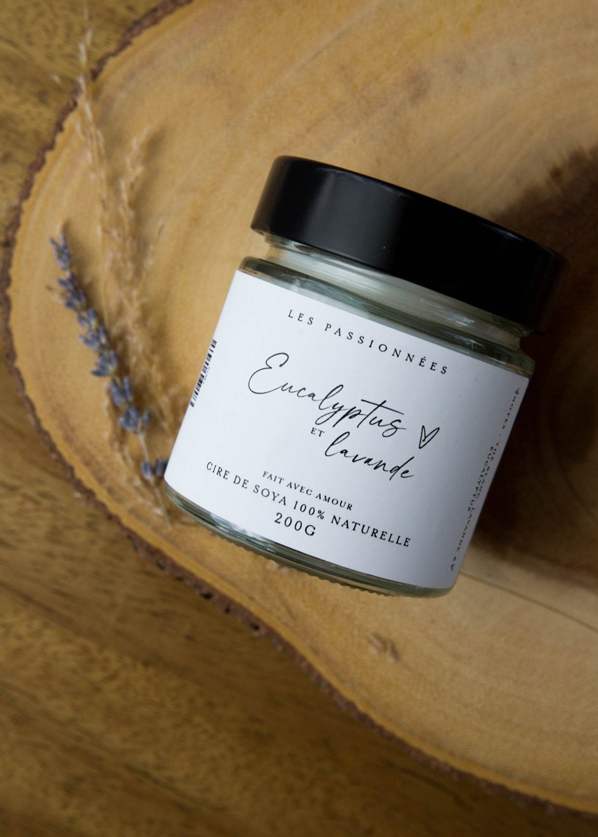Chandelle artisanale en cire de soya et noix de coco parfum Eucalyptus et Lavande dans un décor naturel