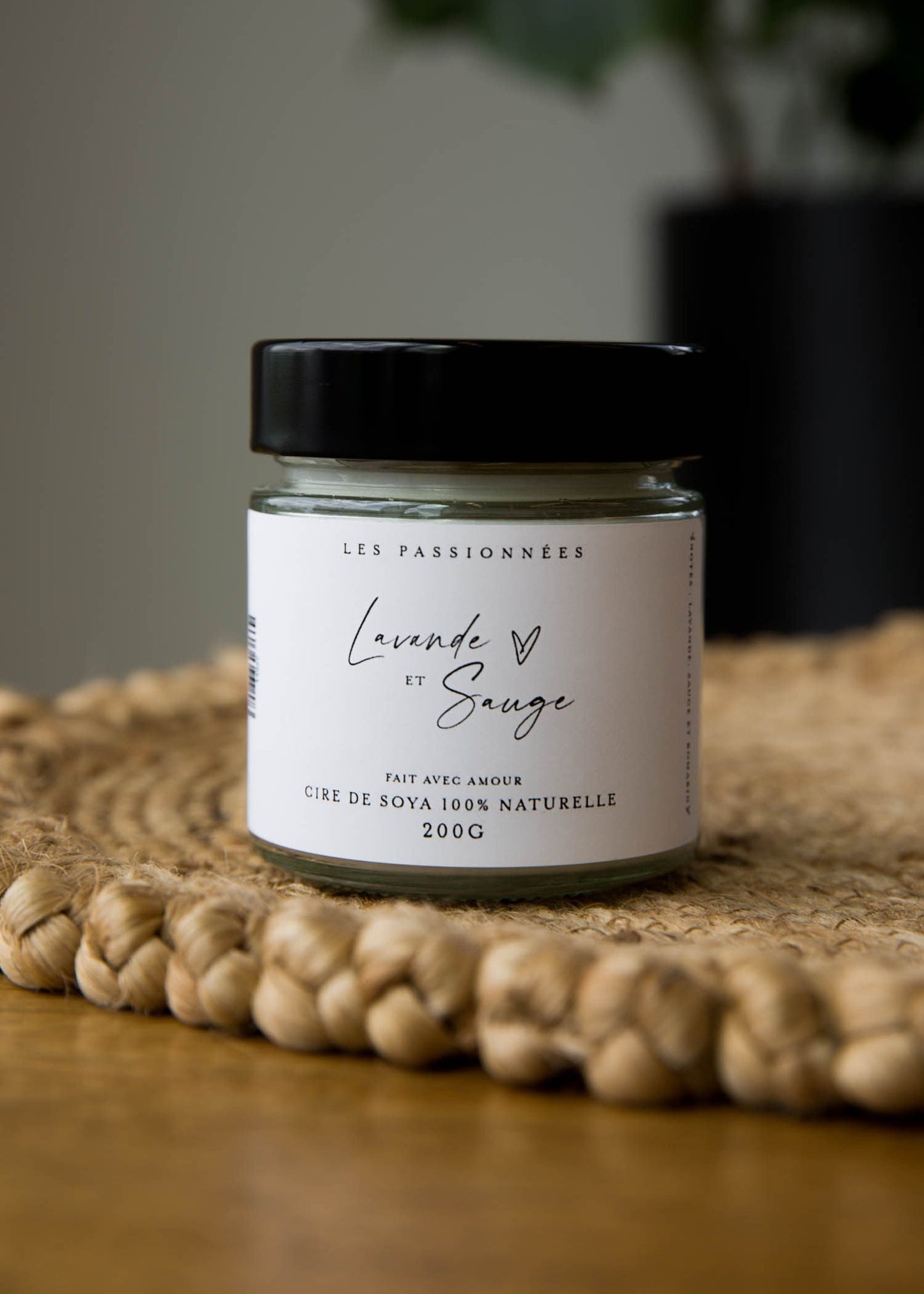 Chandelle artisanale en cire de soya et noix de coco parfum Lavande et Sauge dans un decor naturel