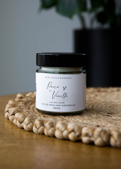 Chandelle artisanale en cire de soya et noix de coco parfum Poire et Vanille dans un decor naturel