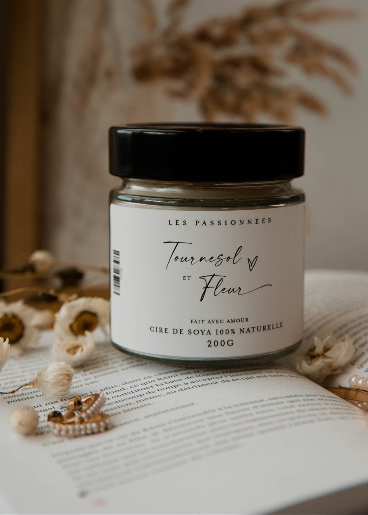 Chandelle artisanale en cire de soya et noix de coco parfum Tournesol et Fleur dans un decor floral