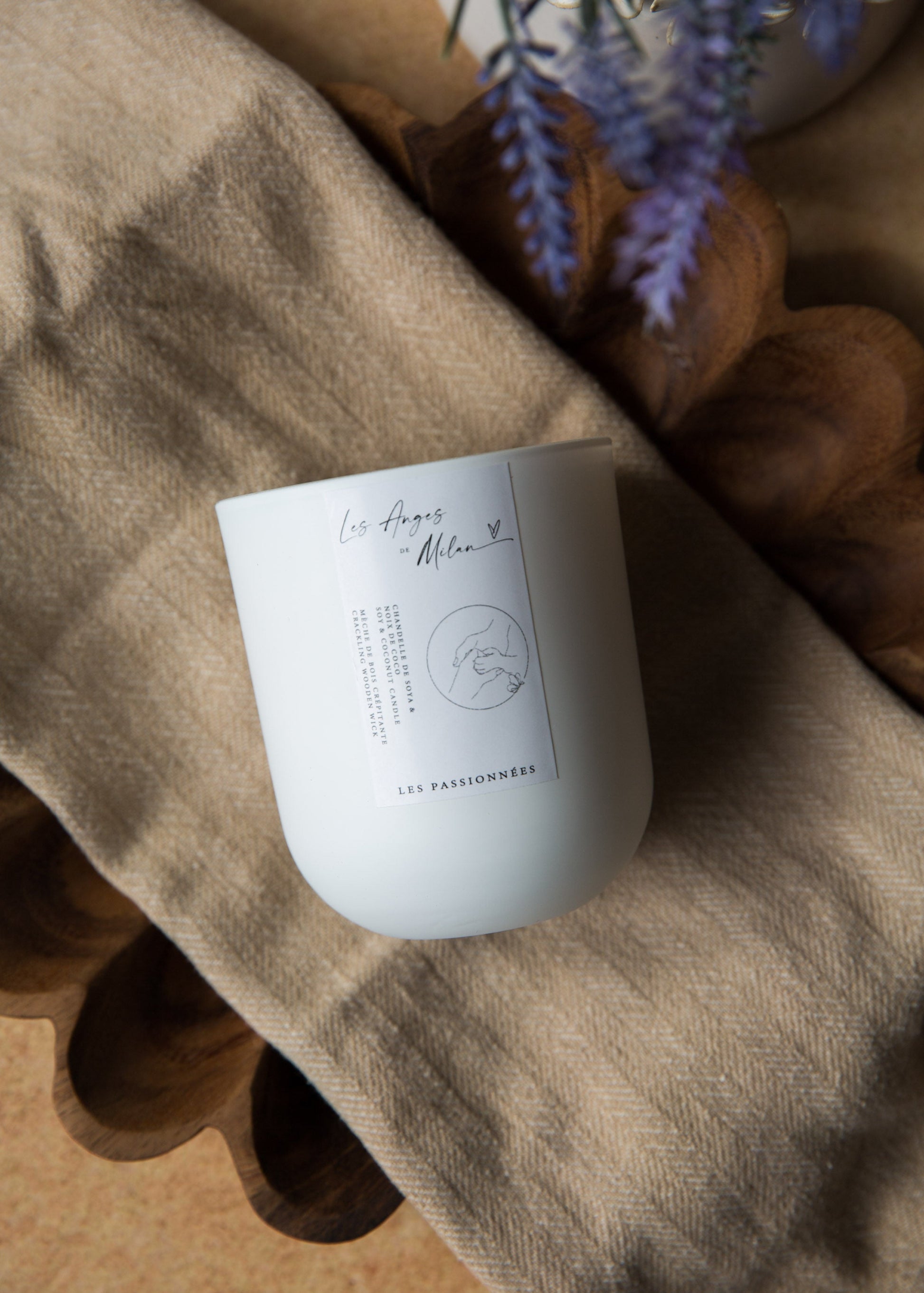 Chandelle blanche en hommage à Milan sur tissu naturel, produit dont les profits sont remis à la fondation Les Anges de Milan