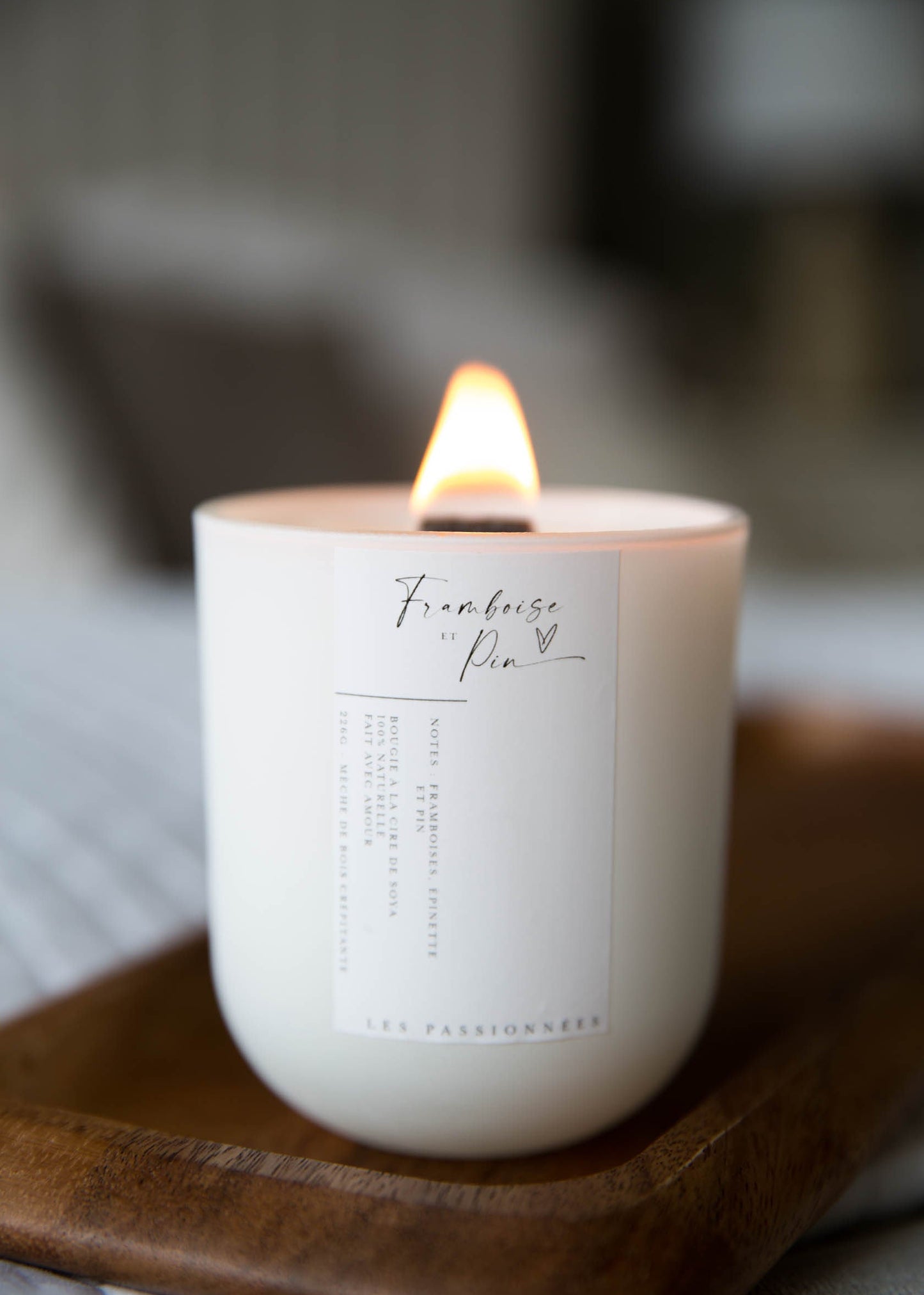 Chandelle parfumée rechargeable Framboise & Pin allumée, combustion propre et uniforme