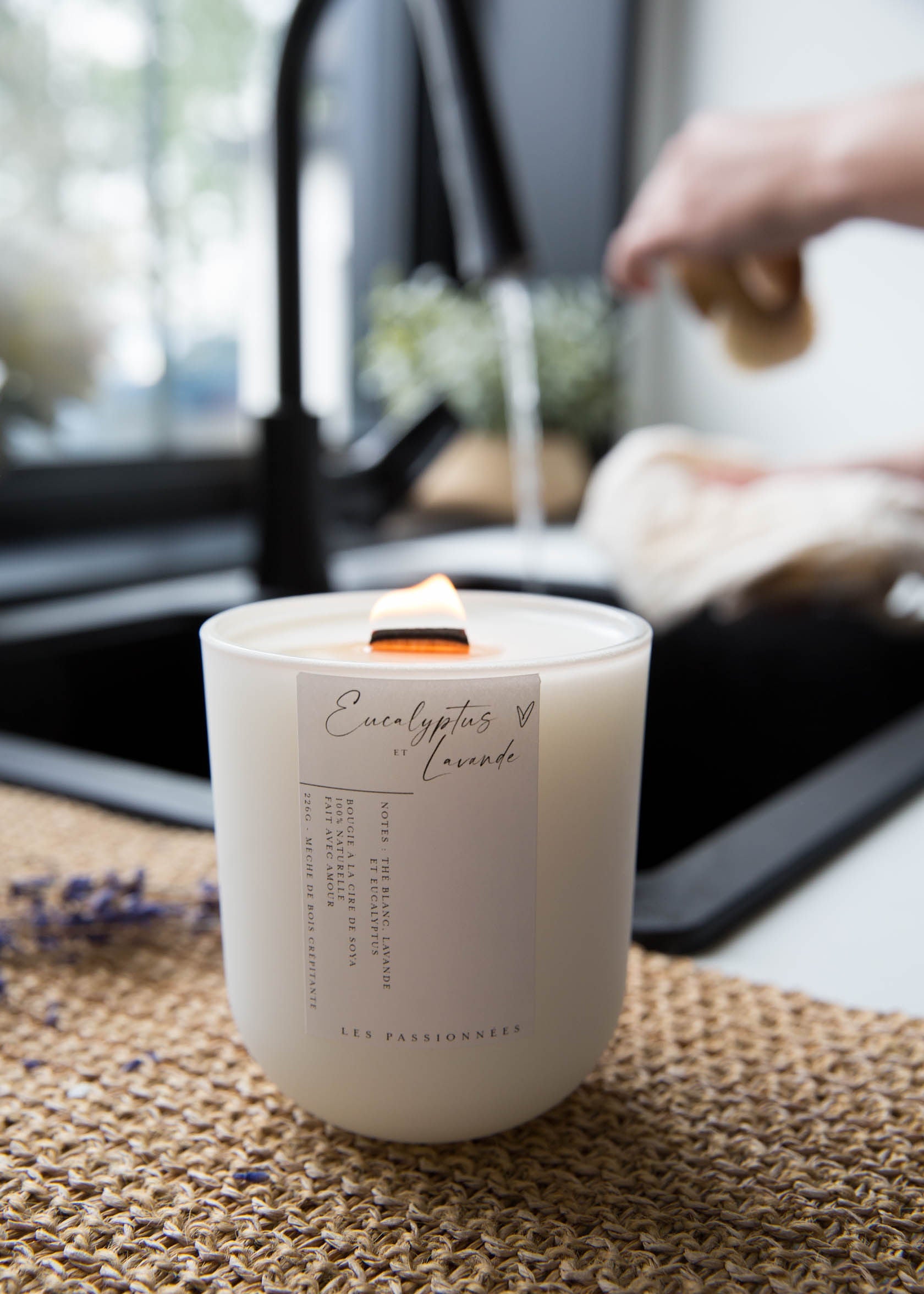 Chandelle parfumée rechargeable Eucalyptus et Lavande allumée, créant une ambiance relaxante et naturelle à la maison