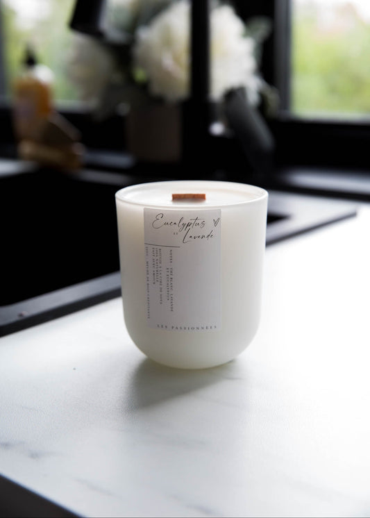 Chandelle parfumée rechargeable Eucalyptus et Lavande éteinte dans un contenant minimaliste et élégant