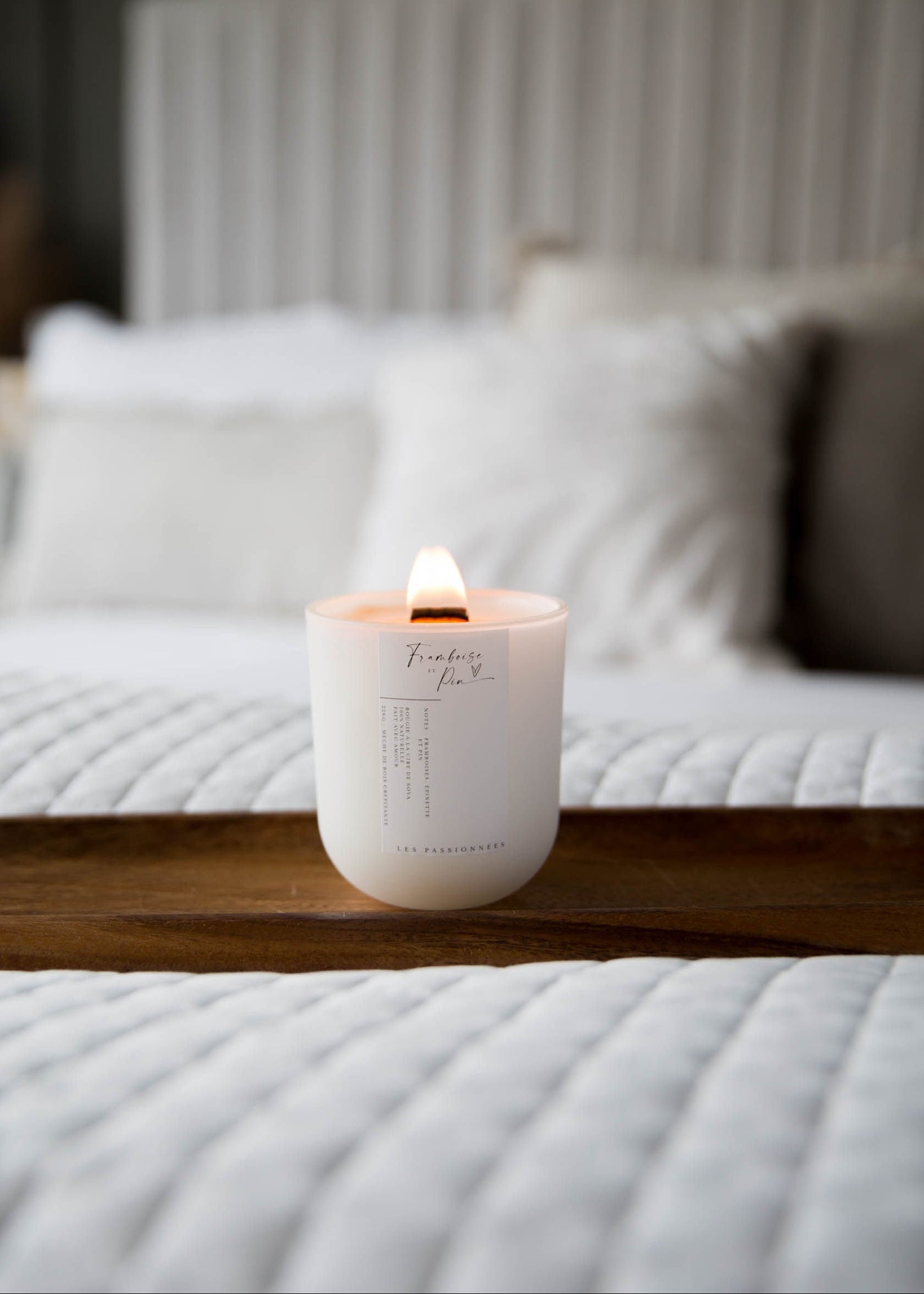 Chandelle parfumée rechargeable Framboise & Pin allumée, ambiance chaleureuse et apaisante dans une chambre