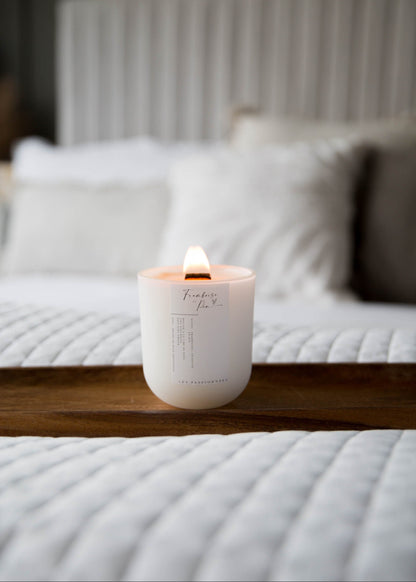 Chandelle parfumée rechargeable Framboise & Pin allumée, ambiance chaleureuse et apaisante dans une chambre