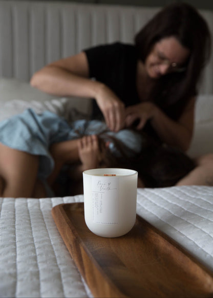 Chandelle parfumée rechargeable Poire & Vanille allumée, ambiance douce et réconfortante dans un intérieur chaleureux