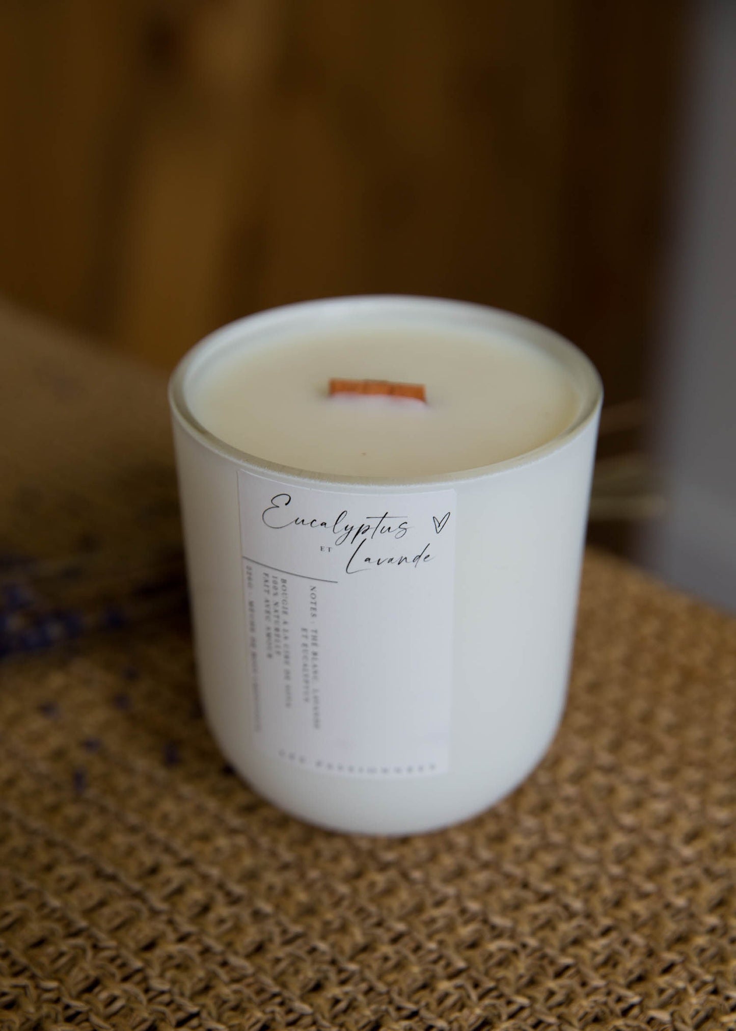 Vue du dessus d’une chandelle parfumée rechargeable Eucalyptus et Lavande avec flamme douce et mèche naturelle