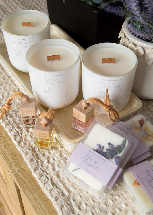 Coffret Signature Printemps avec chandelles rechargeables, cubes de cire et diffuseurs à voiture sur table en bois