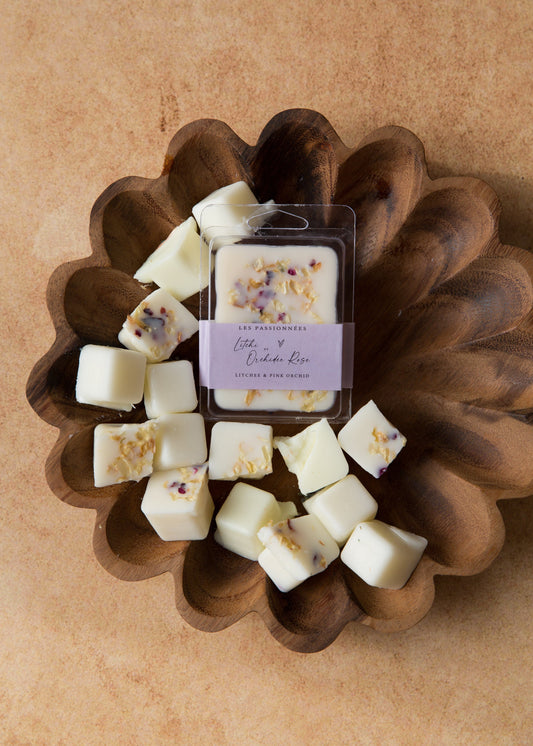 cubes de cire litchi et orchidee rose sur plateau en bois parfum interieur