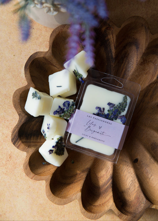 cubes de cire lilas et bergamote sur plateau en bois parfum floral et frais