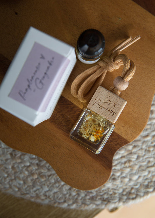 Diffuseur à voiture parfumé pamplemousse et gingembre avec recharge et accessoires sur plateau en bois