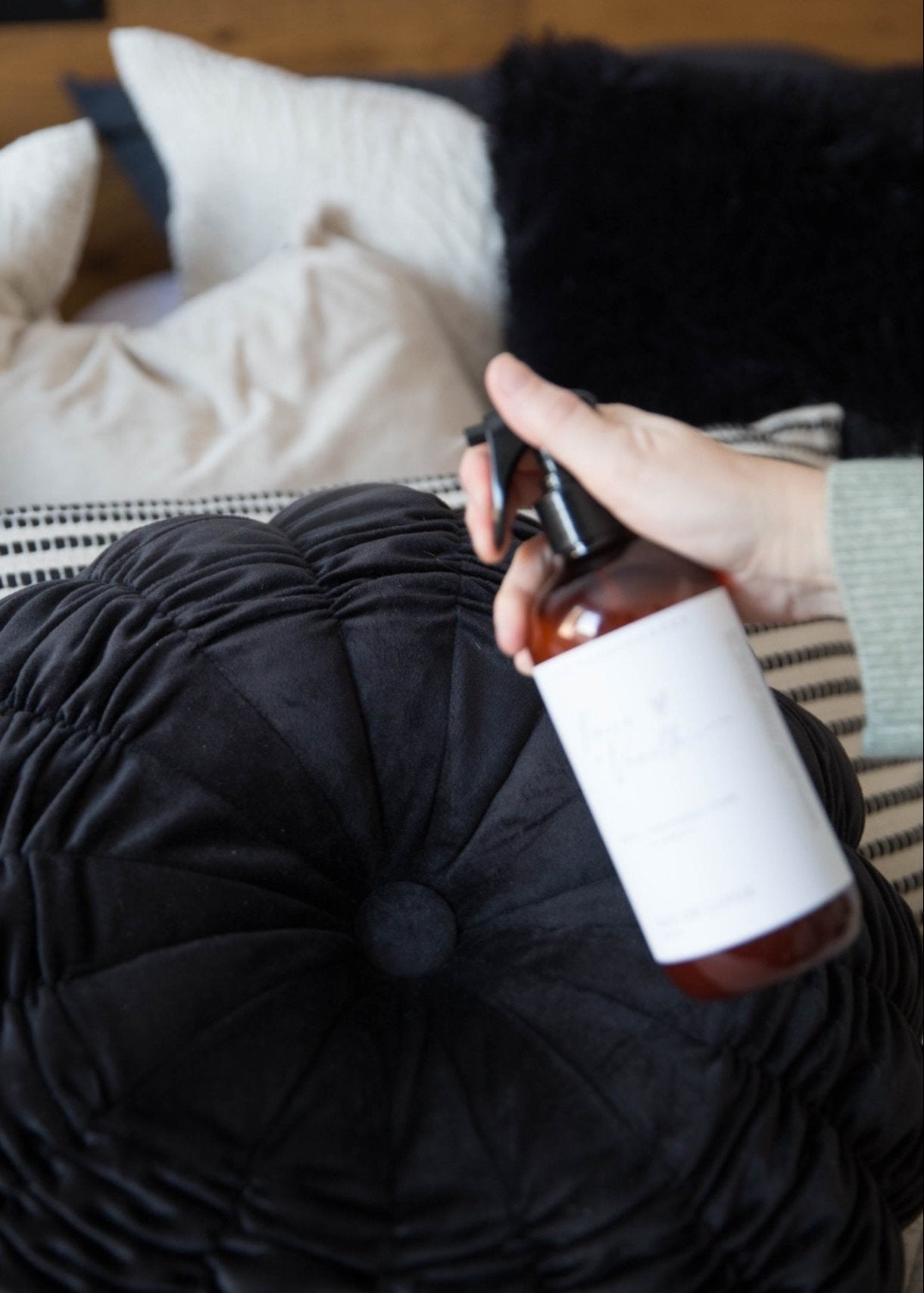 Vaporisation d’eau de linge Litchi et Orchidée Rose sur coussin et literie
