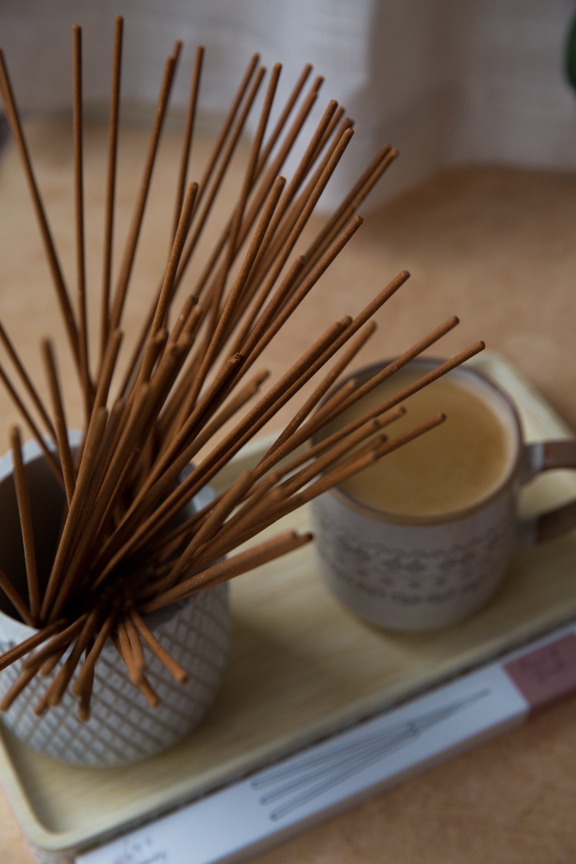 Encens parfumé Lavande et Sauge avec tasse et plateau, ambiance douce et relaxante pour la maison