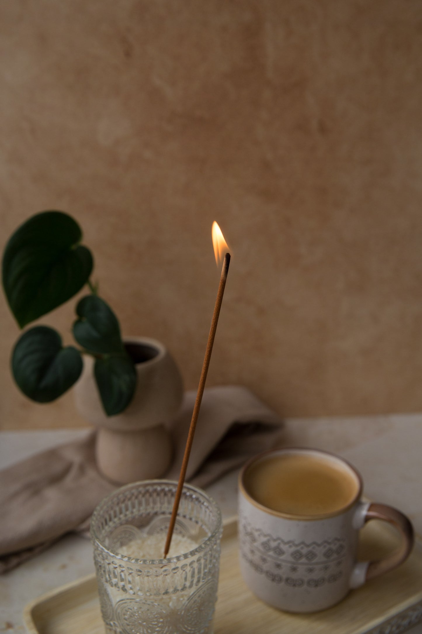 Flamme d’un bâton d’encens parfumé Lavande et Sauge, ambiance apaisante et moment de détente