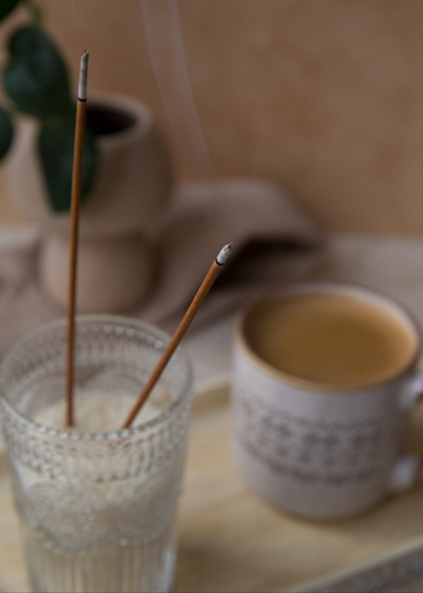 Encens parfumé Orange et Cantaloup avec verre et ambiance lumineuse, parfum fruité et rafraîchissant