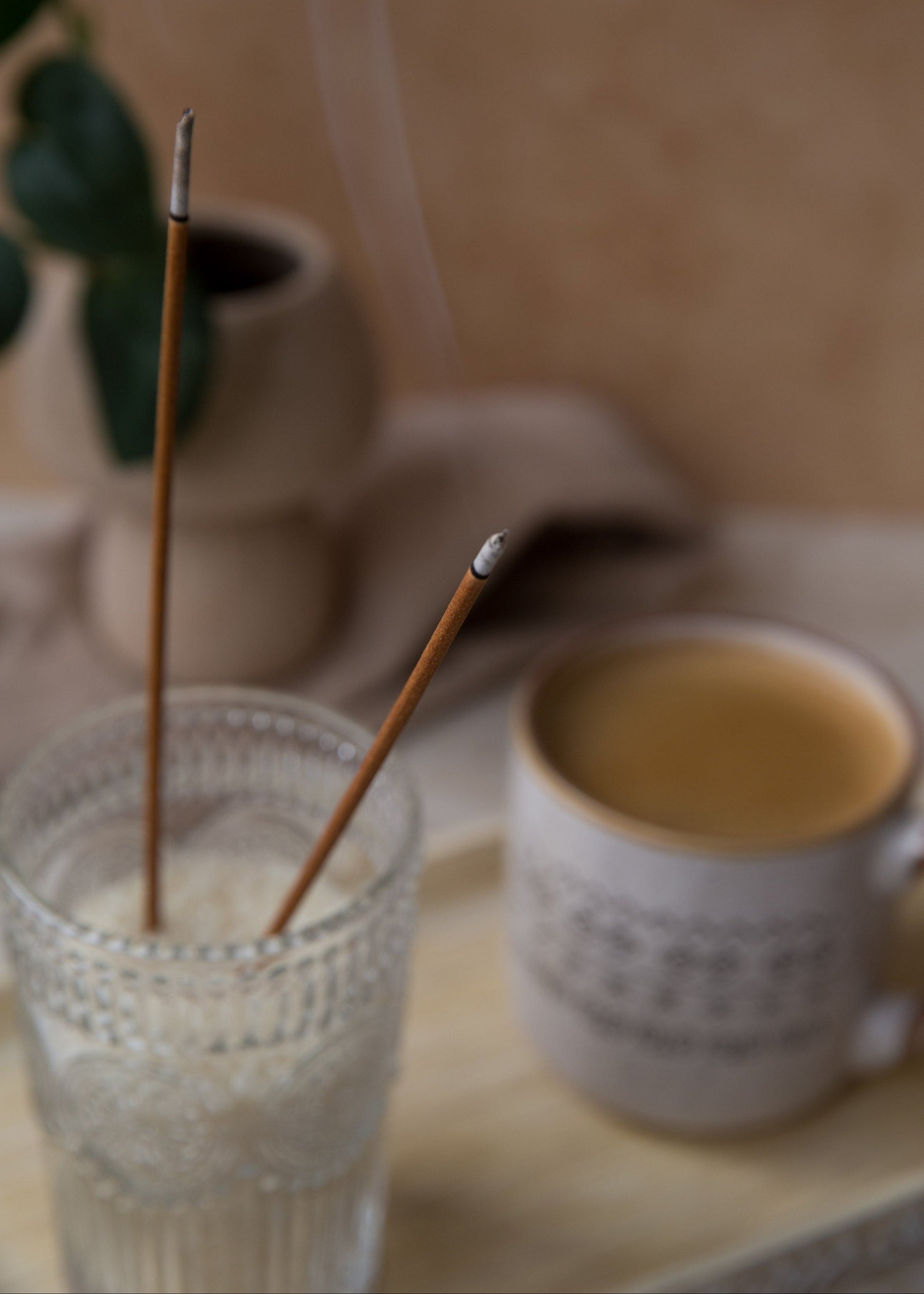 Encens parfumé Orange et Cantaloup avec verre et ambiance lumineuse, parfum fruité et rafraîchissant