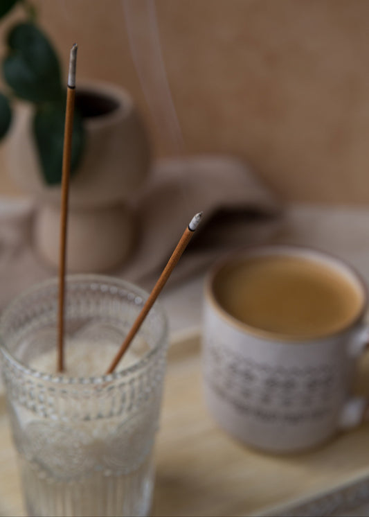 Encens parfumé Orange et Cantaloup avec verre et ambiance lumineuse, parfum fruité et rafraîchissant